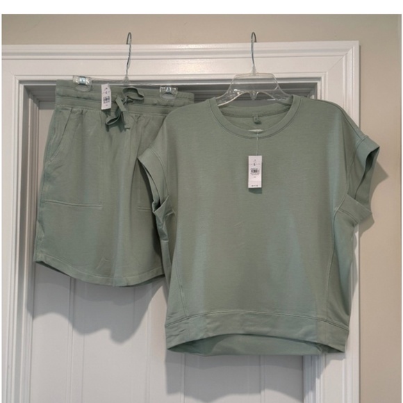 Soft Green Top and Skirt Set - NEW!! - Picture 5 of 10